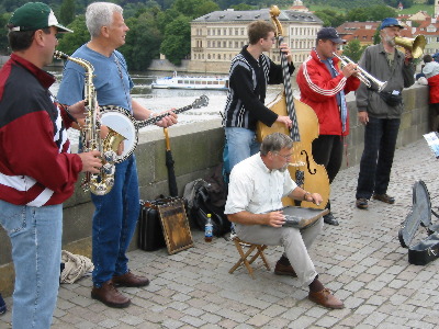 za chybějící muzikanty se nabídla skupina BridgeBand. Management pomoc odmítl.
