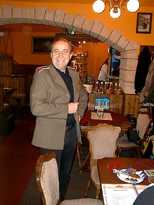 tn_U2certu020425_03_JPG.jpg